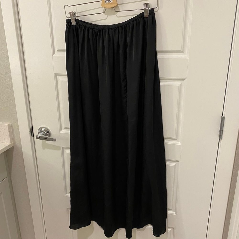 Women's United Colors of Benetton Maxi Skirt. Black. Medium. Resortwear. Goth. - Picture 5 of 10